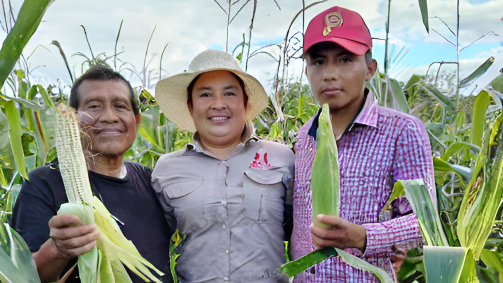 Elisa Hernández, New Seed ATC, visits with farmers in Chahal, Alta Verapaz.
